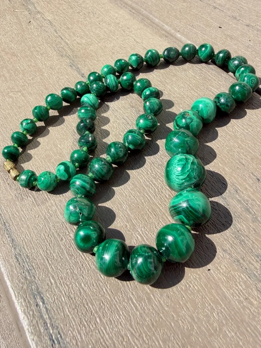 18” Vintage graduated malachite and seed bead necklace w/ gold tone clasp!